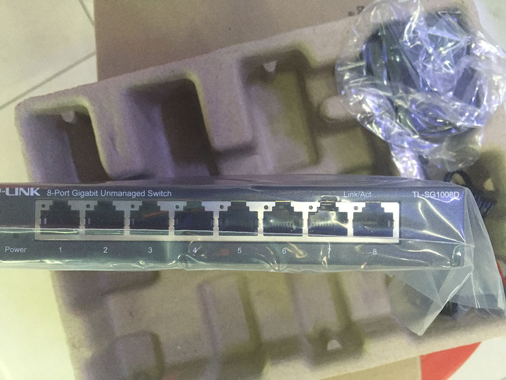 监控专用 网络交换机 8口 散热铁盒 网络摄像头专用 100M