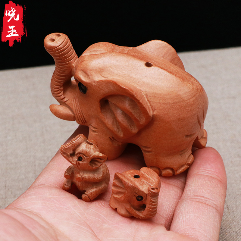 メーカーは桃木彫刻の象の吉祥如意アクセサリーのキーホルダー部品の木製工芸品を提供しています。
