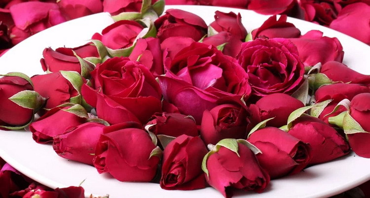 Mo Hong Rose Bud Tea Dried Yunnan Rosa Rugosa Flower Crowns Freeze Dried Edible Herbal Floral Tea 30g Jar in use