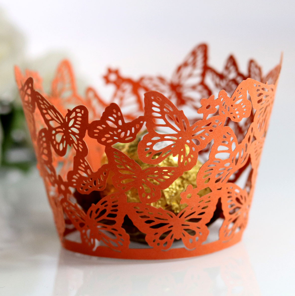 Amazon láser hueco mariposa taza de papel reflectante de oro pastel borde taza pastel hornear encaje en stock