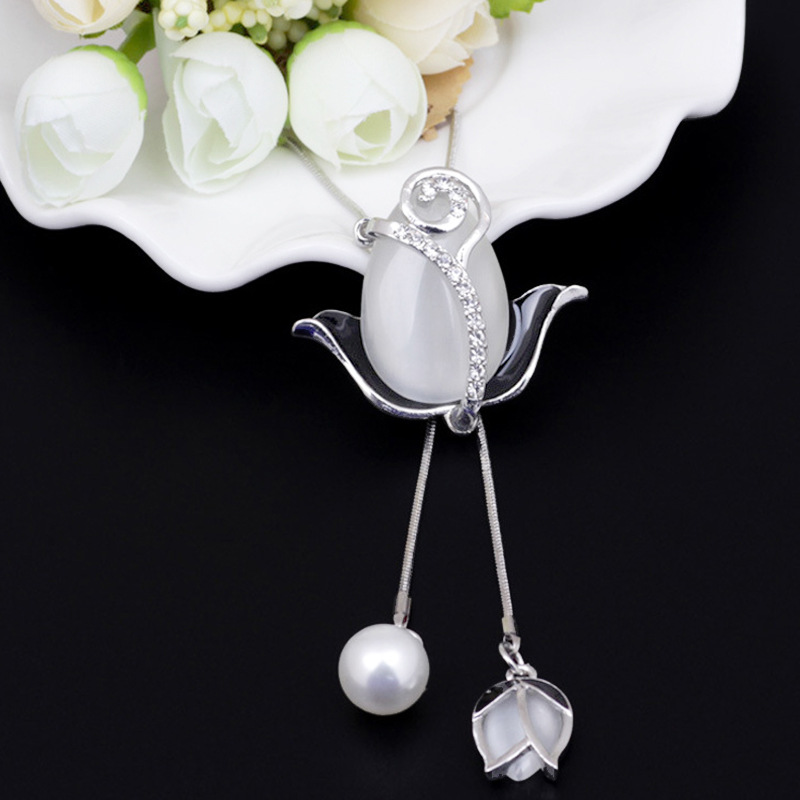 Fashionable necklace with tassels