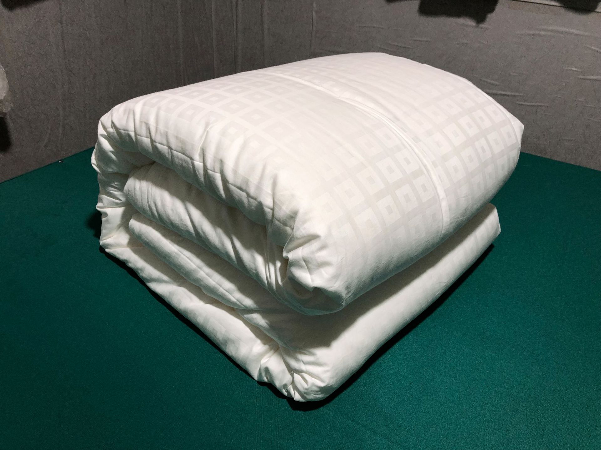 Manufacturers supply high quality Twill Silk quilt wholesale Mulberry silk filled Cool in summer spring and autumn Four Seasons is