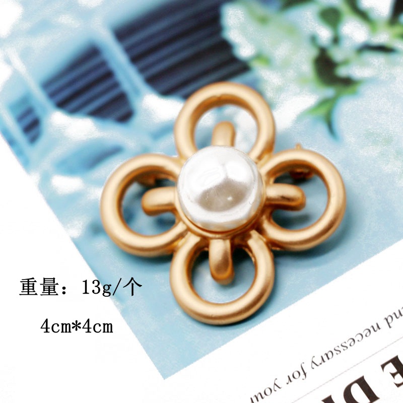 Simple Hollow Gold Pin Pearl Pin Brooch Coat Sweater Pin Wholesales Fashion display picture 1