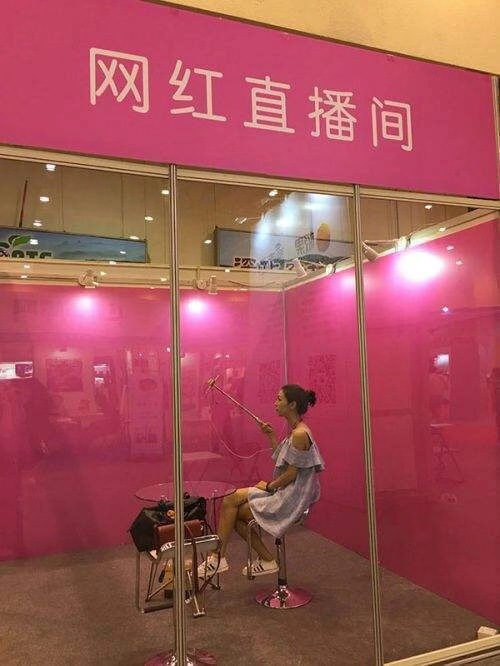 网红直播间展板 隔断屏风易拆装搭建 展览展示专用挂画宣传板厂家