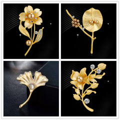Diamond-encrusted high-end brooches, women's scarf buckle alloy corsages, cartoons, fashionable and versatile pearls and rhinestones wholesale