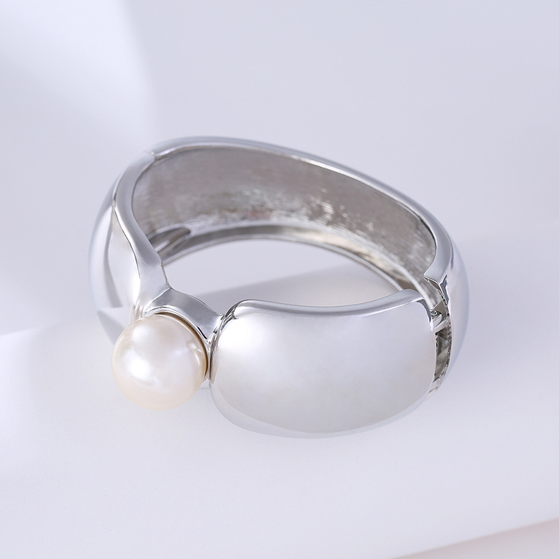 Gold And Silver Wide-sided Fashion Pearl Bracelet display picture 12
