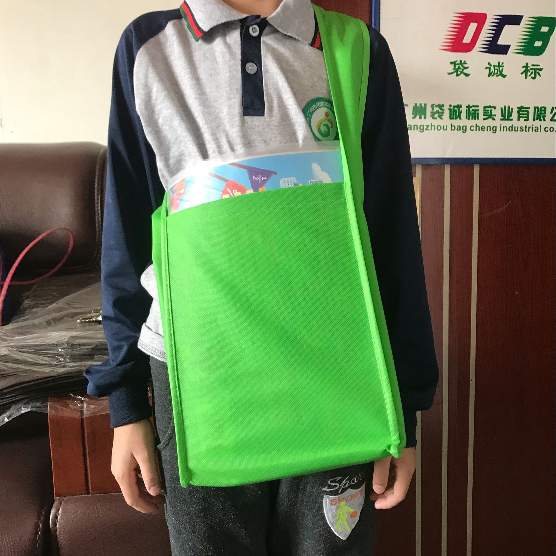 供应小学生展会覆膜无纺布牛津棉帆保温瓶单肩斜挎背包书包袋深圳