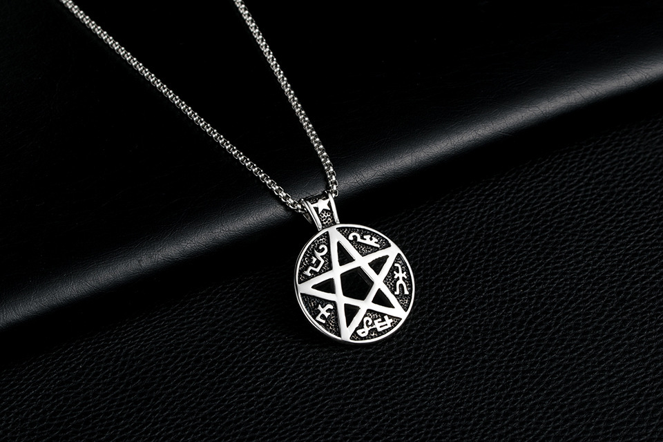 Collier étoile à cinq branches en acier titane personnalisé_voghion.com