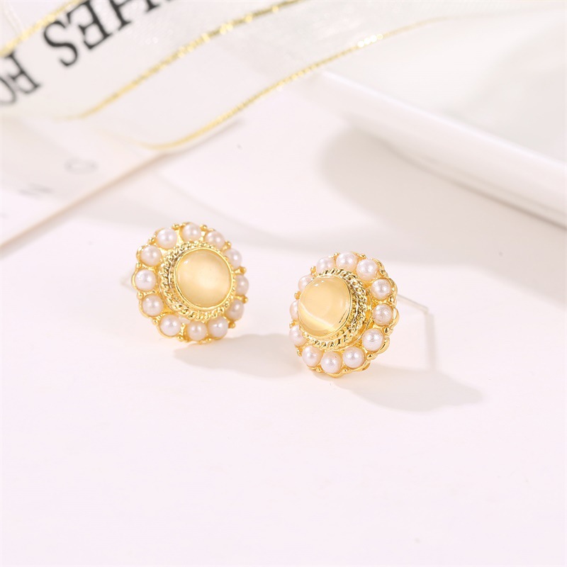 Vintage Sweet Pearl Stud Earrings Small Fragrance Exquisite Opal Earrings display picture 3