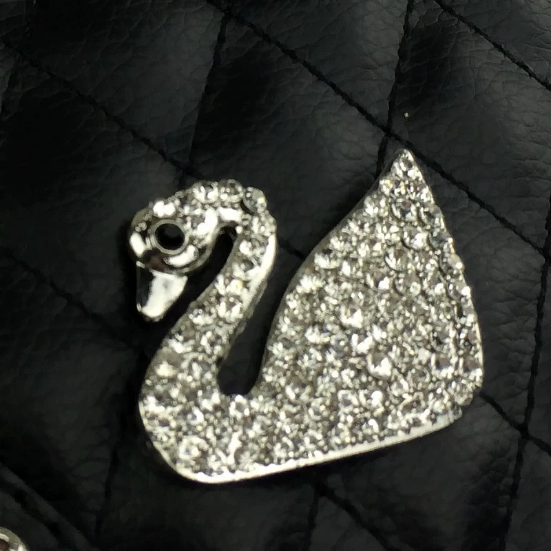 Кожаные interior cushion Swan Crown Crown Diamond Cars -on -Car Diaramatic Bar Casual Cushion Hand Female Creative