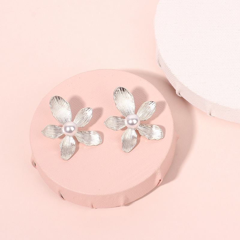 20g Weight Earrings Classification Wedding, Travel Occasion Women'S Gender Gold, Silver Color Fashion Flower Pearl Alloy Earrings 5