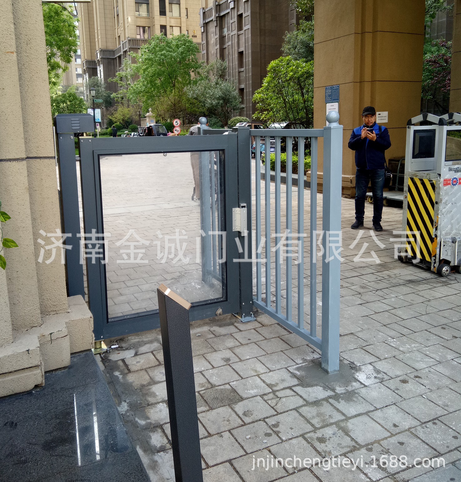 济南铁艺护栏。铁艺大门，电动门。卷帘门。庭院门。不锈钢。