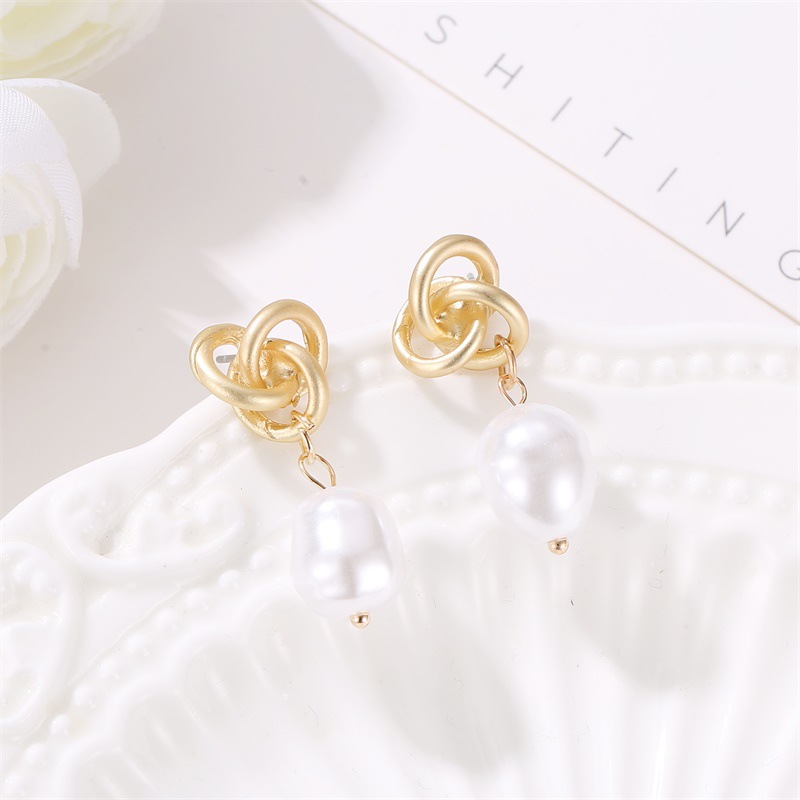 New Fashion Hollow Simple Geometric Freshwater Pearl Metal Earrings display picture 2