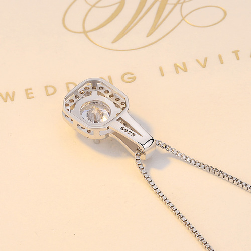 Qiaolanxuan Korean fashion shiny zircon square diamond pendant short women's necklace simple and sweet clavicle chain for ladies