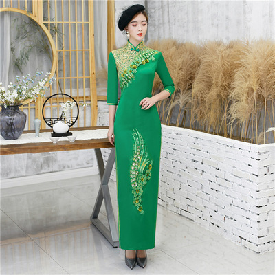 新款中袖绿色走秀旗袍长款演出服绣花优雅妈妈旗袍裙定制一件代发