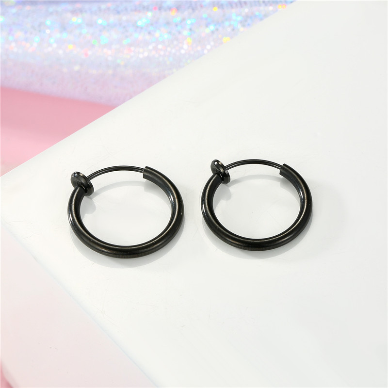 Acier Inoxydable Anti-allergie Sans Oreilles Boucles D'oreilles Européenne Personnalité Ronde Titane Acier Oreille Clip Oreille Clip Nasal Attelle Clip De Lèvre Pour Les Femmes display picture 6