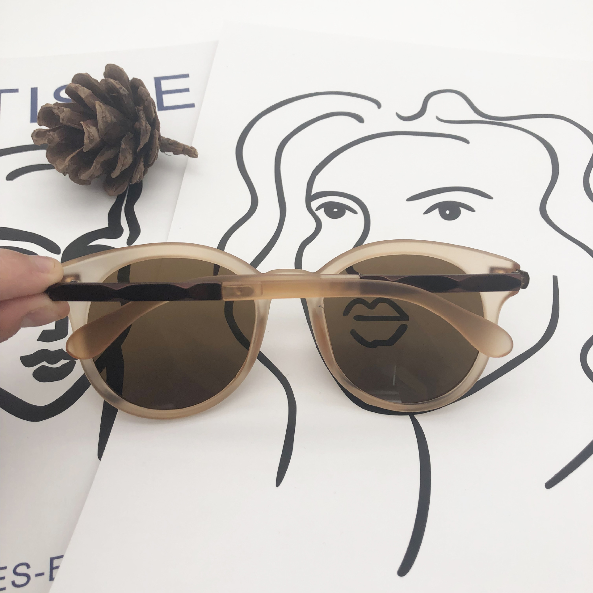 Nuevo coreano retro marrón té helado gafas de sol ins Pequeño Libro Rojo UV a prueba de gafas de sol fábrica suministro directo 3145