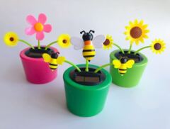 太陽能自動搖擺蘋果花汽車擺件 仿真創意花盆汽車擺件一件代發