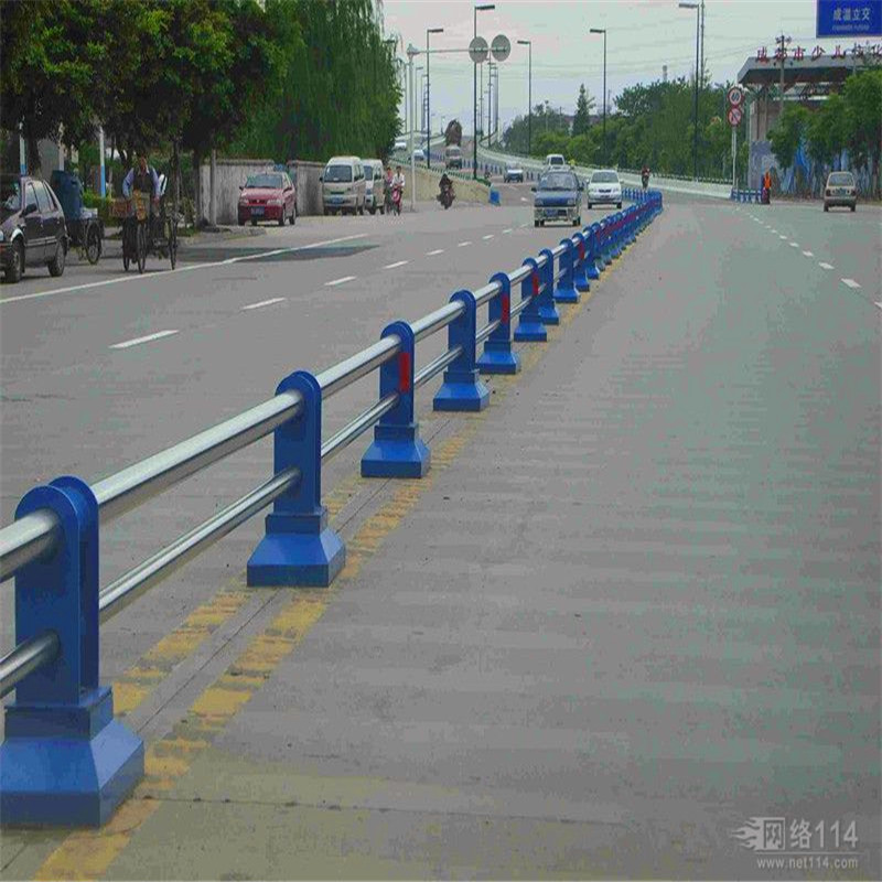 机非隔离护栏定做 不锈钢交通护栏 道路中心隔离护栏 市政护栏-阿里巴巴