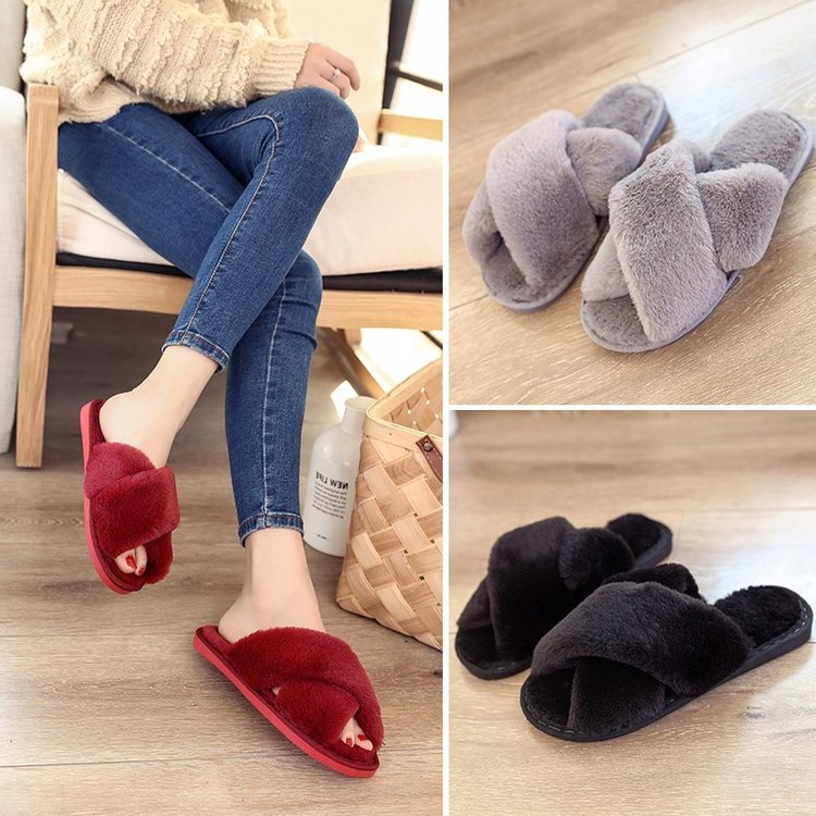 Ladies wear cotton slippers outside in w...