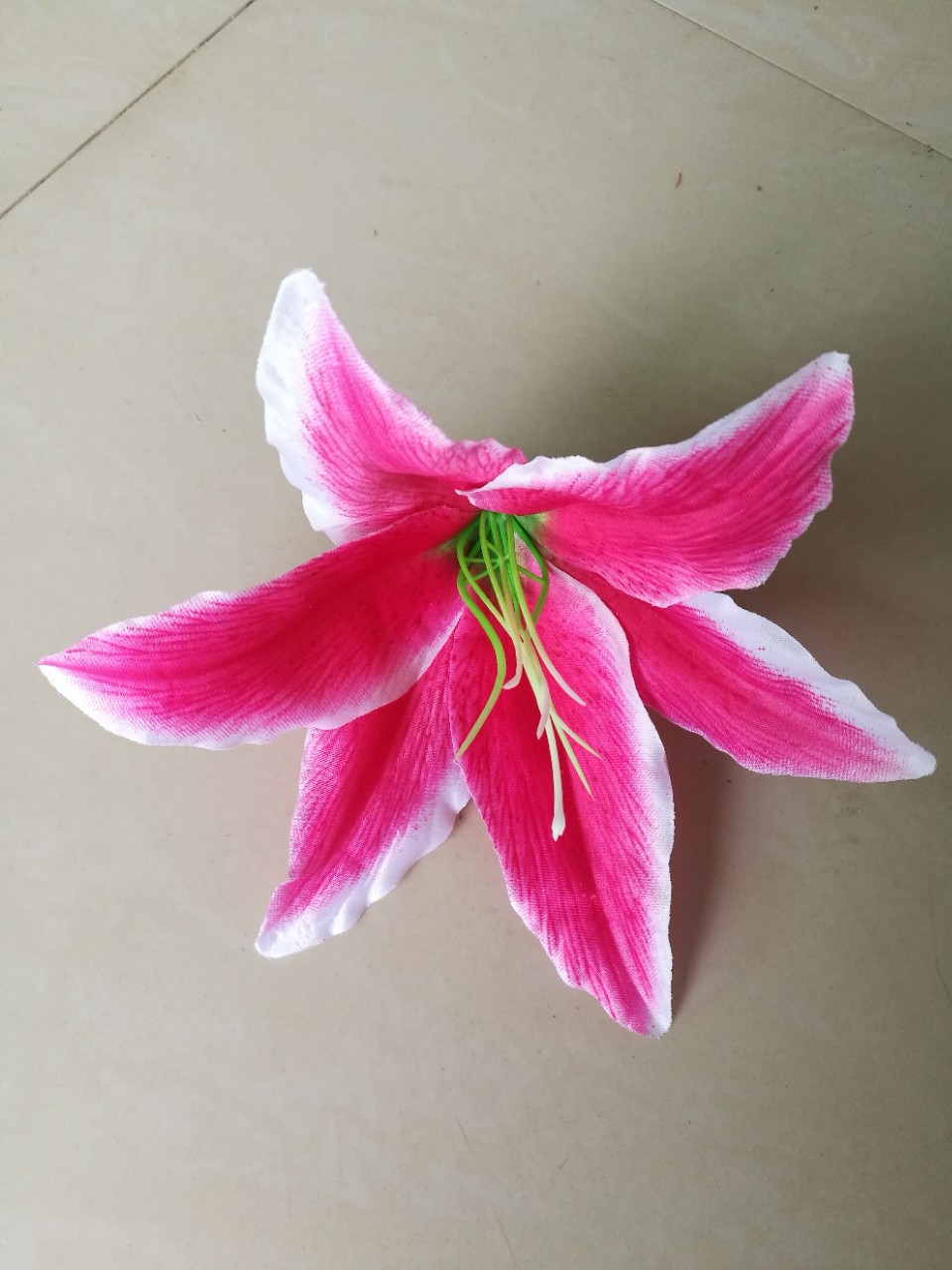 Fábrica de suministro directo de 18 cm de lirio con núcleo de imitación flor de seda flor de decoración flor de arco de boda