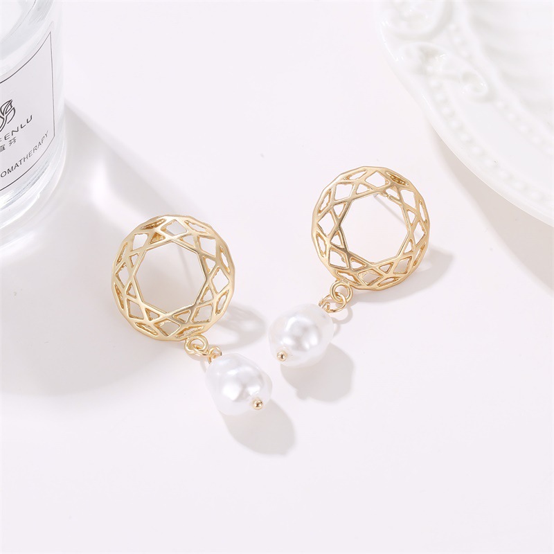 Earrings Geometric Hollow Round Mesh Stud Earrings Pearl Pearl Bead Pendant Earrings Wholesale display picture 4