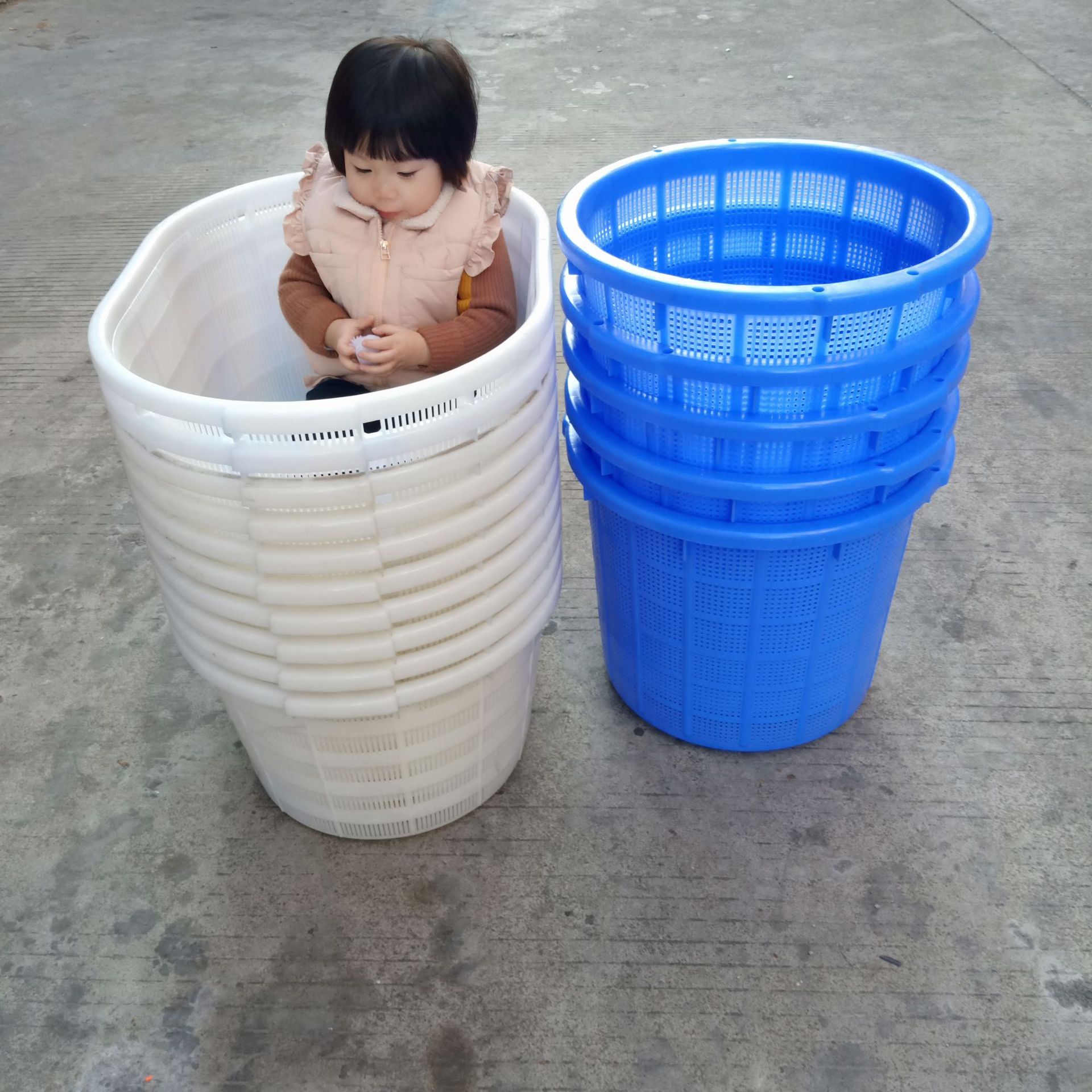 加厚塑胶圆型虾萝周转筐 白色水产镂空胶框 水果运输圆形周转箩