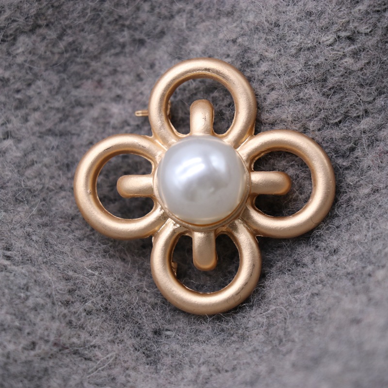 Simple Hollow Gold Pin Pearl Pin Brooch Coat Sweater Pin Wholesales Fashion display picture 2