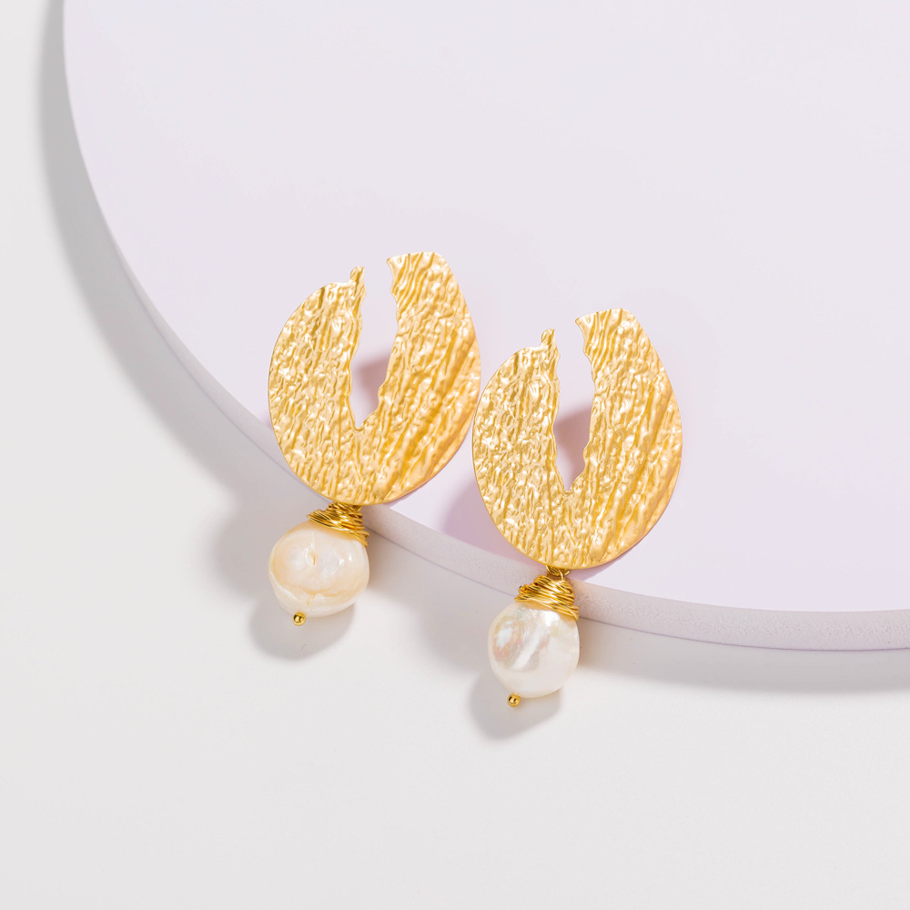 Vintage Dumb Gold Irregular Metal Hollow V-shaped Hand-wound Pearl Earrings display picture 1