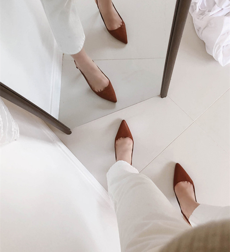 Dam high heels med spetsig tå och smal klack med spänne_voghion.com