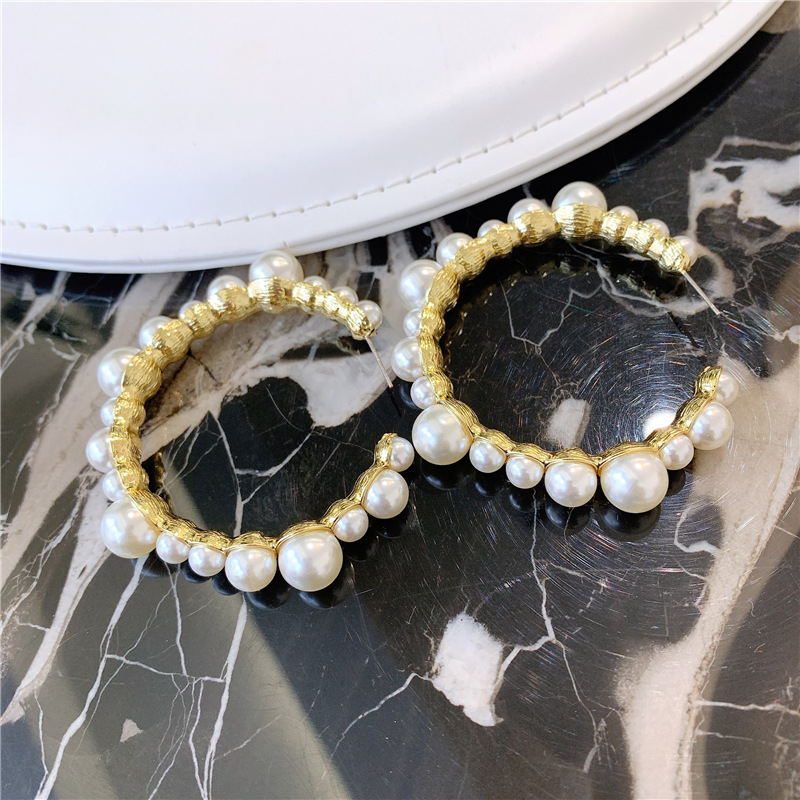Vintage Style Pearl Hoop Earrings display picture 3