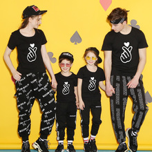 亲子装夏装短袖T恤一家三四口家庭服2019班服手指比心T潮款圆领