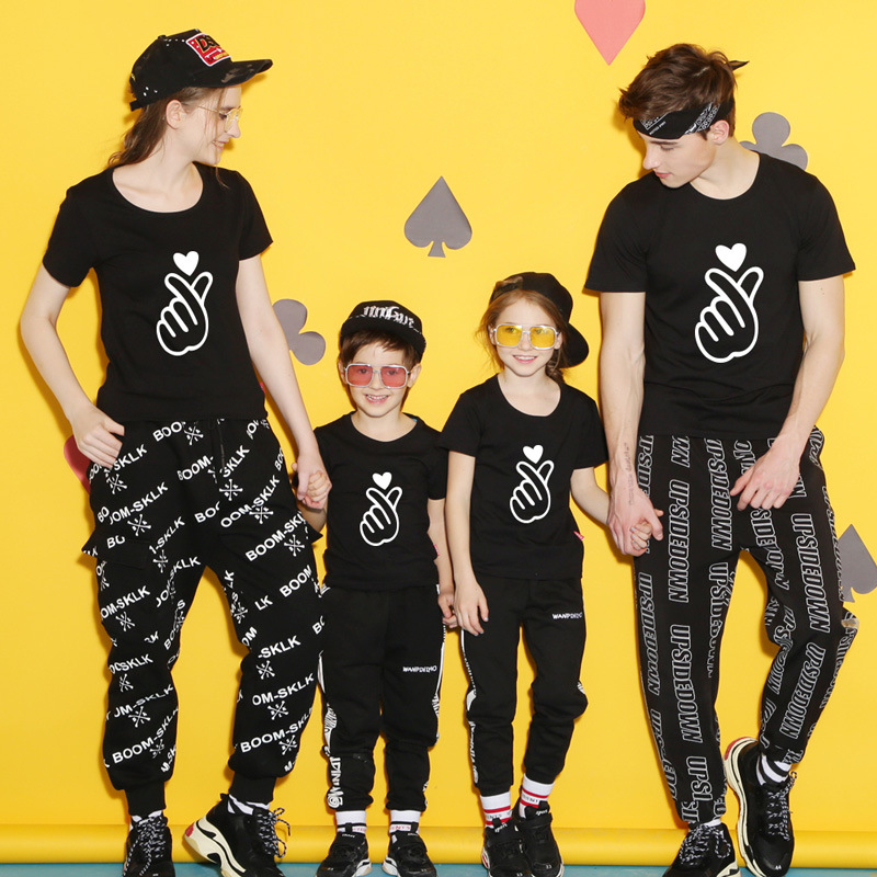 亲子装夏装短袖T恤一家三四口家庭服2019班服手指比心T潮款圆领