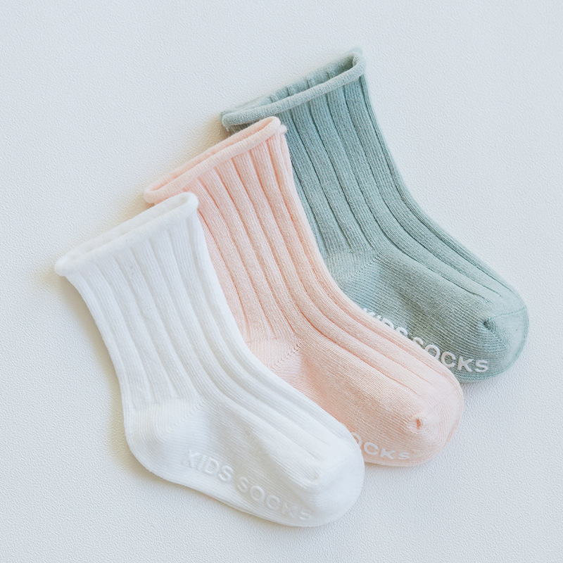 Primavera y otoño nuevos calcetines de bebé que dispensan calcetines de bebé antideslizantes doble aguja suelta color liso calcetines para niños al por mayor