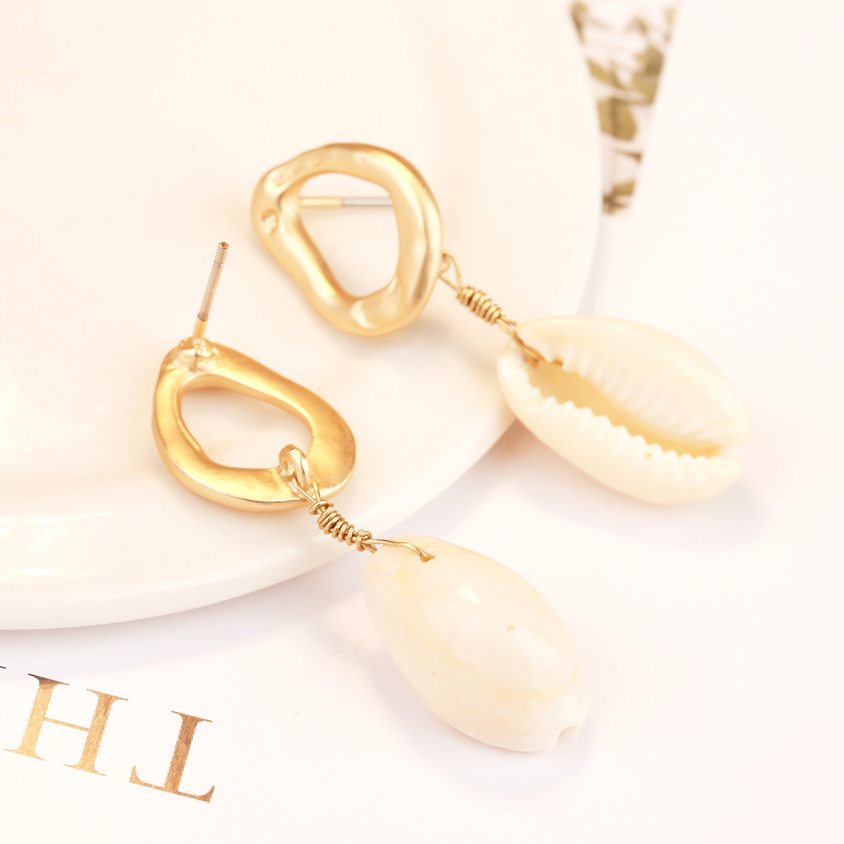 Fashion Shell Shell Inlaid Shell Artificial Pearls Women's Earrings 1 Pair display picture 3