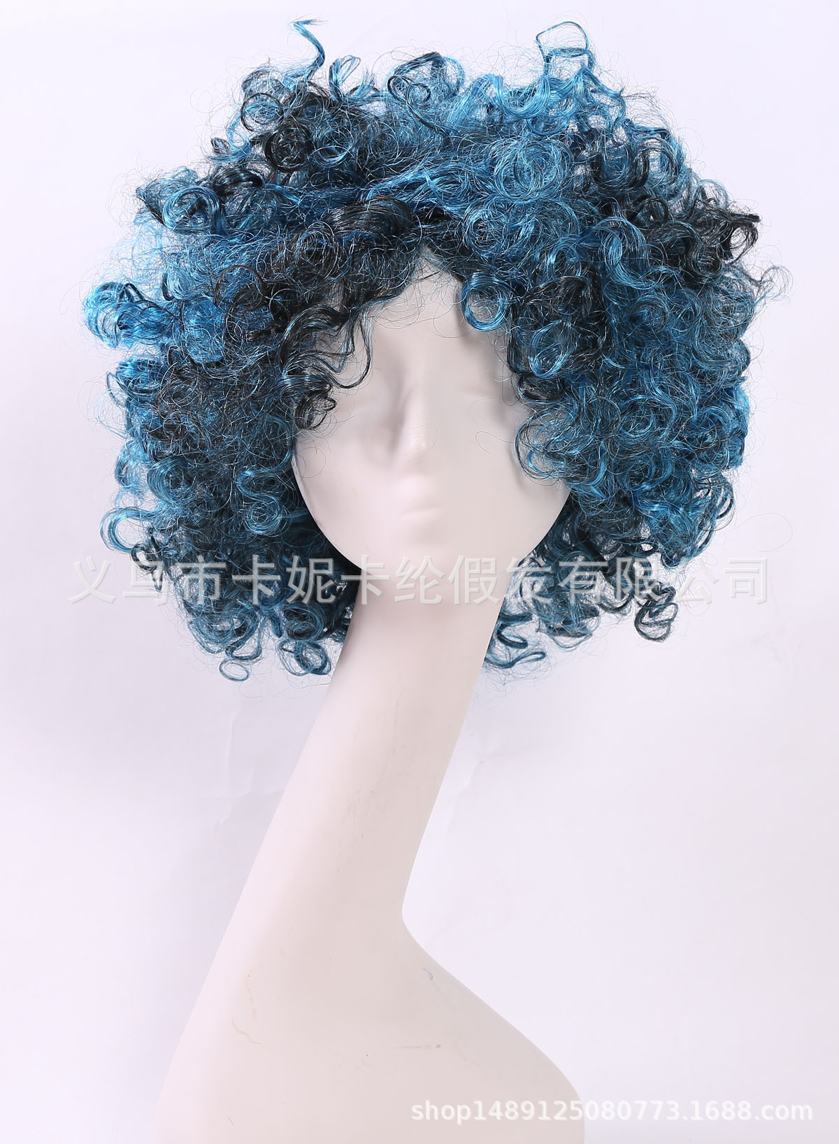 Los nuevos fans marrones son populares en el cabello rizado europeo y americano