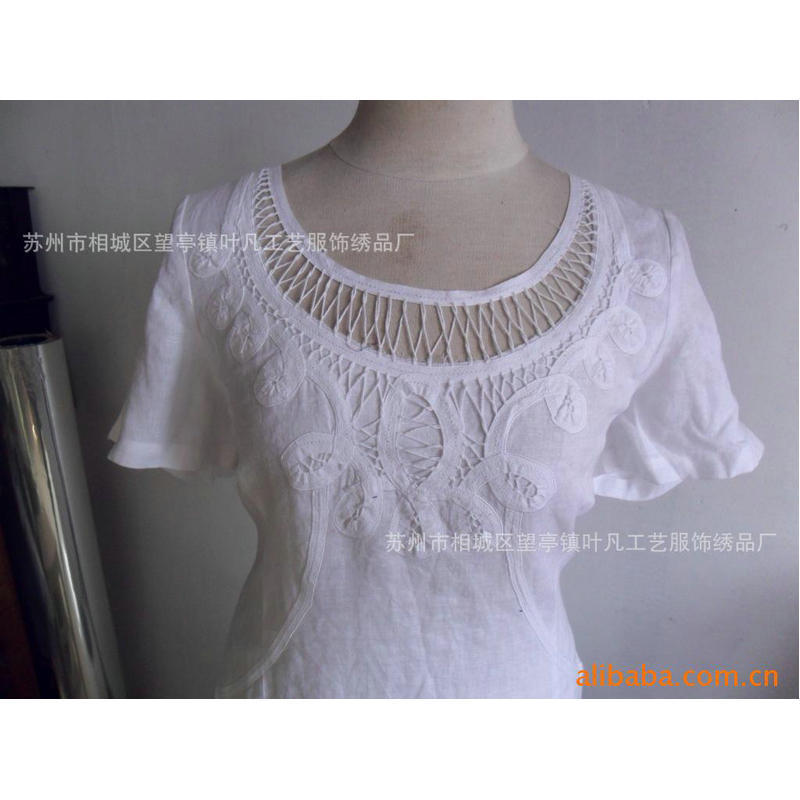 销售白色简约领花式机绣棉绒花边衣服辅料