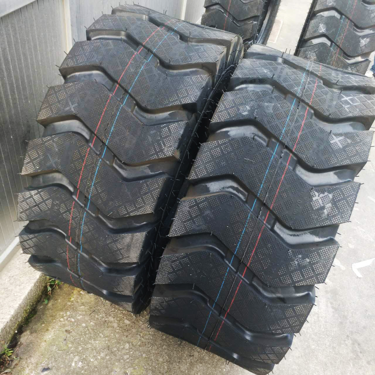 供应 16/70-16 小型装载机 斜交工程轮胎 L-3/E-3花纹