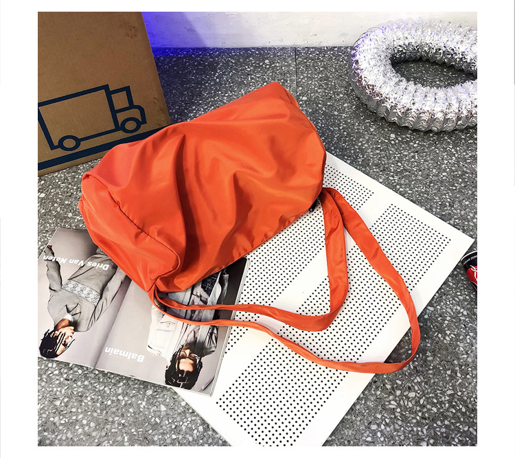 Mujeres Medio Nylon Lienzo Color Sólido Básico Cremallera Bolsas De Hombro display picture 25