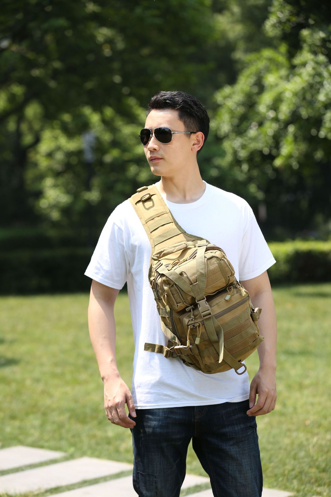 Schulter-wasserdichte Camouflage-Crossbody-Kameratasche, Extra Große Brusttasche display picture 3