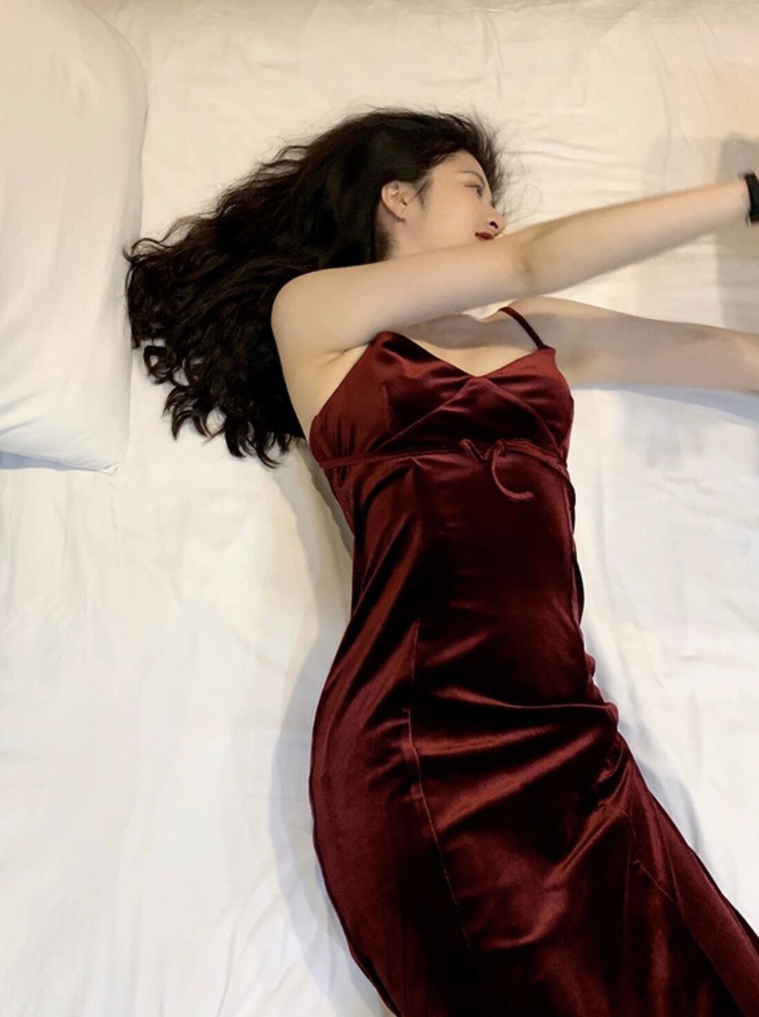 胡斑toohot  性感显白酒红色丝绒吊带长裙