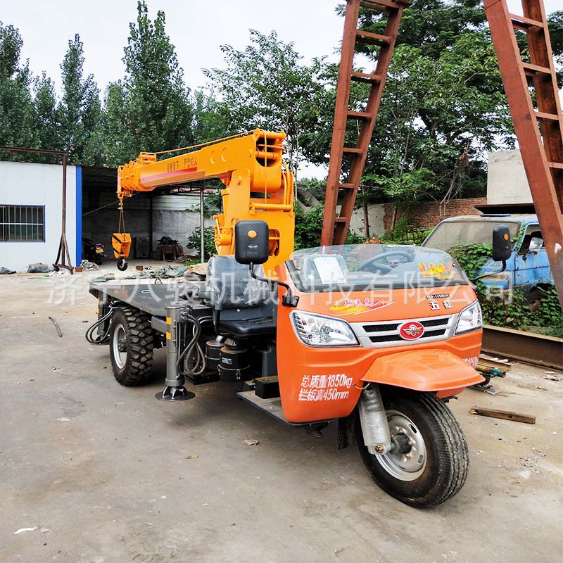 厂家改装液压三轮车吊车 下葬车360度旋转3吨三轮随车吊起重机