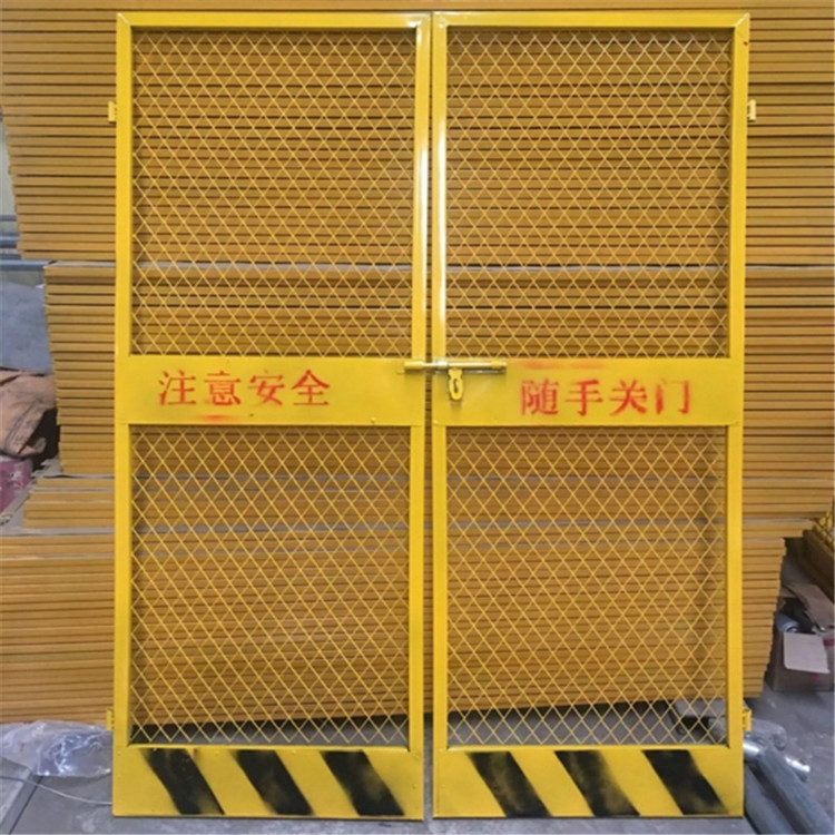 施工电梯安全防护门.jpg