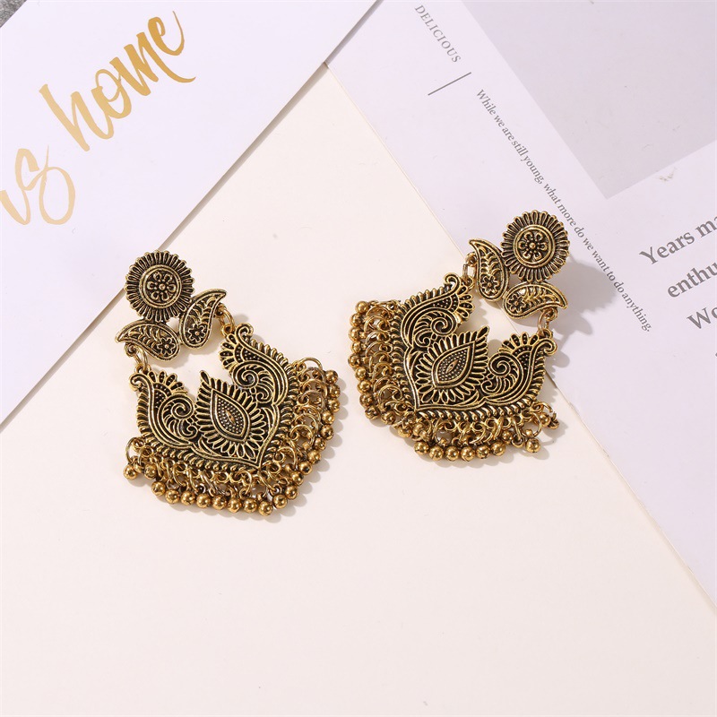 Nouveau Style Ethnique Rétro Motif Boucles D'oreilles Palais Style Exagéré Sculpté Goutte D'eau Cloche Gland Boucles D'oreilles Pendentif En Gros display picture 3