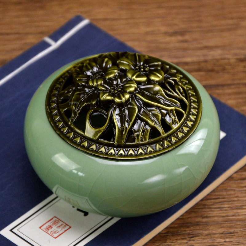 Wholesale ceramic celadon fragrance furnace Pan incense furnace ice cracks and crude pottery furnaces are antique incense incense.
