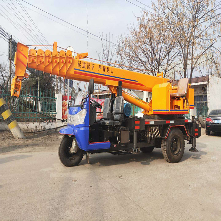 三轮随车吊运机厂低价供应 辰旺小型农用三轮车吊车优惠