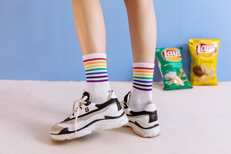 秋冬款男袜中筒彩虹女袜情侣袜子