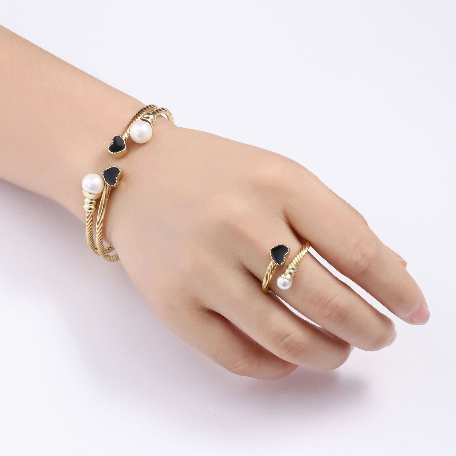 Fashion Heart Shape Stainless Steel Plating Artificial Pearls Bangle display picture 1