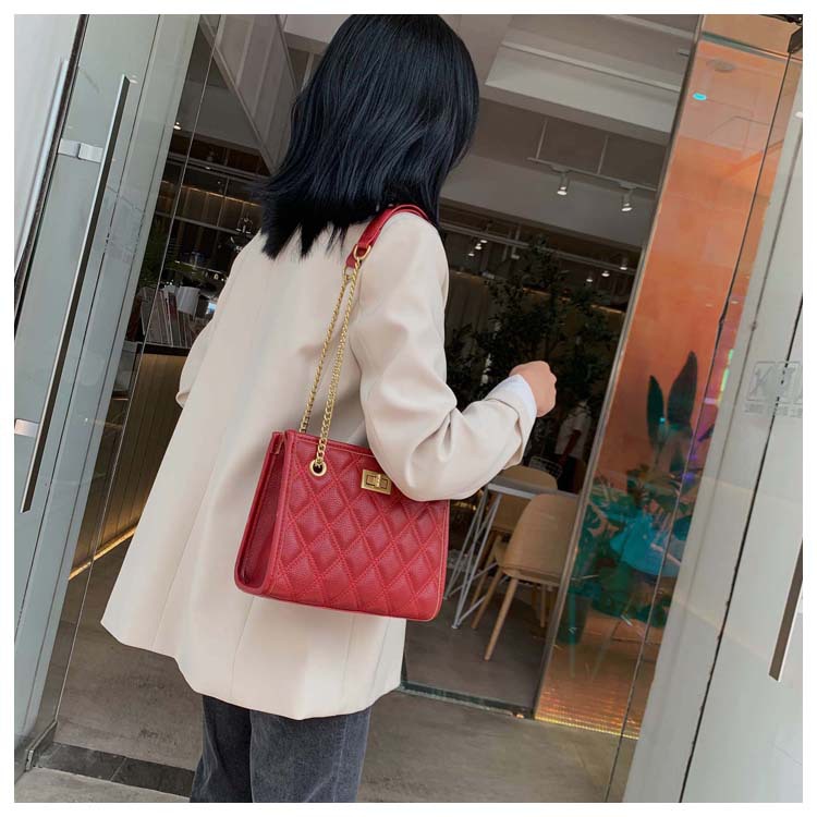 Fashion Korean Single Shoulder Messenger Rhombus Chain Bag display picture 12