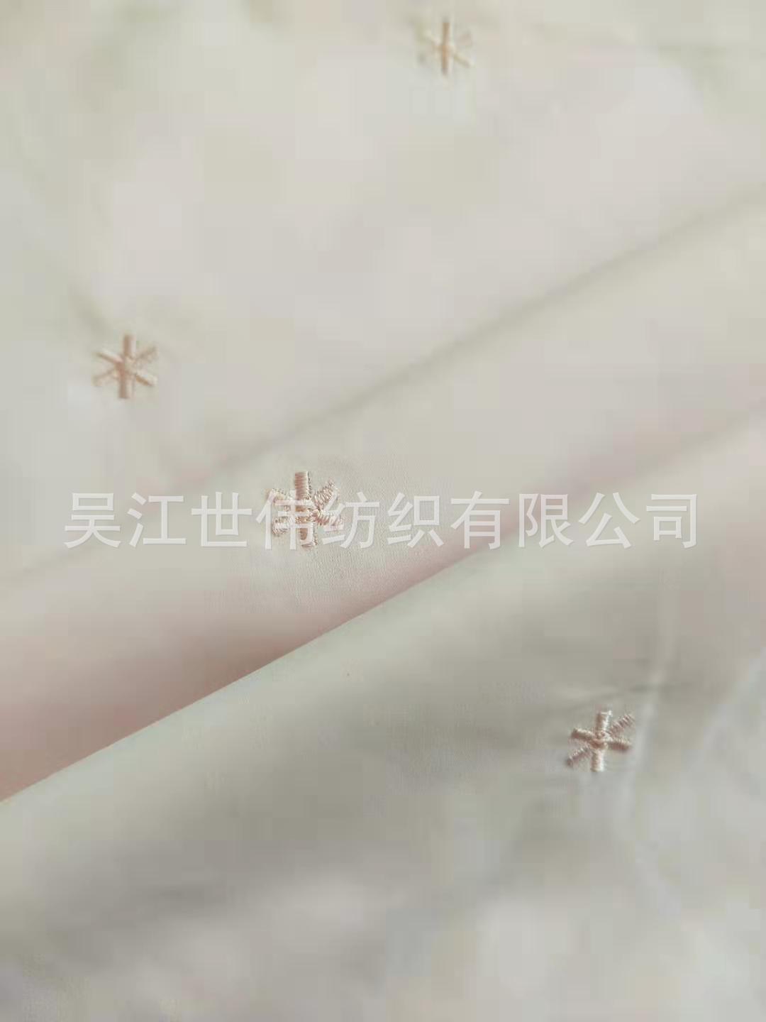 免缝线绣花直充羽绒面料30D缎面春亚纺三层绗绣羽绒服棉服布料